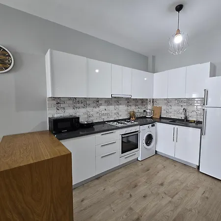 Luxurious 1-bedroom With Pool View At Caesar Apartment *