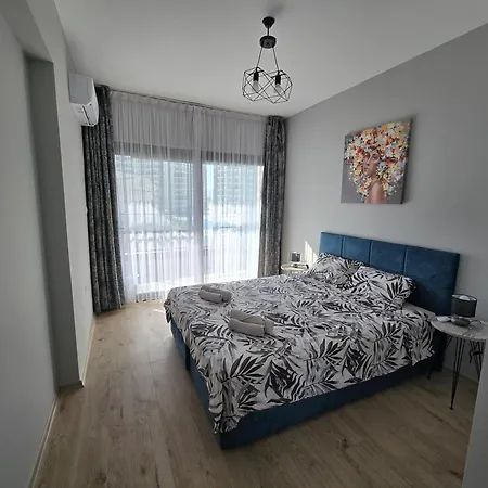 Apartment Luxurious 1-bedroom With Pool View At Caesar